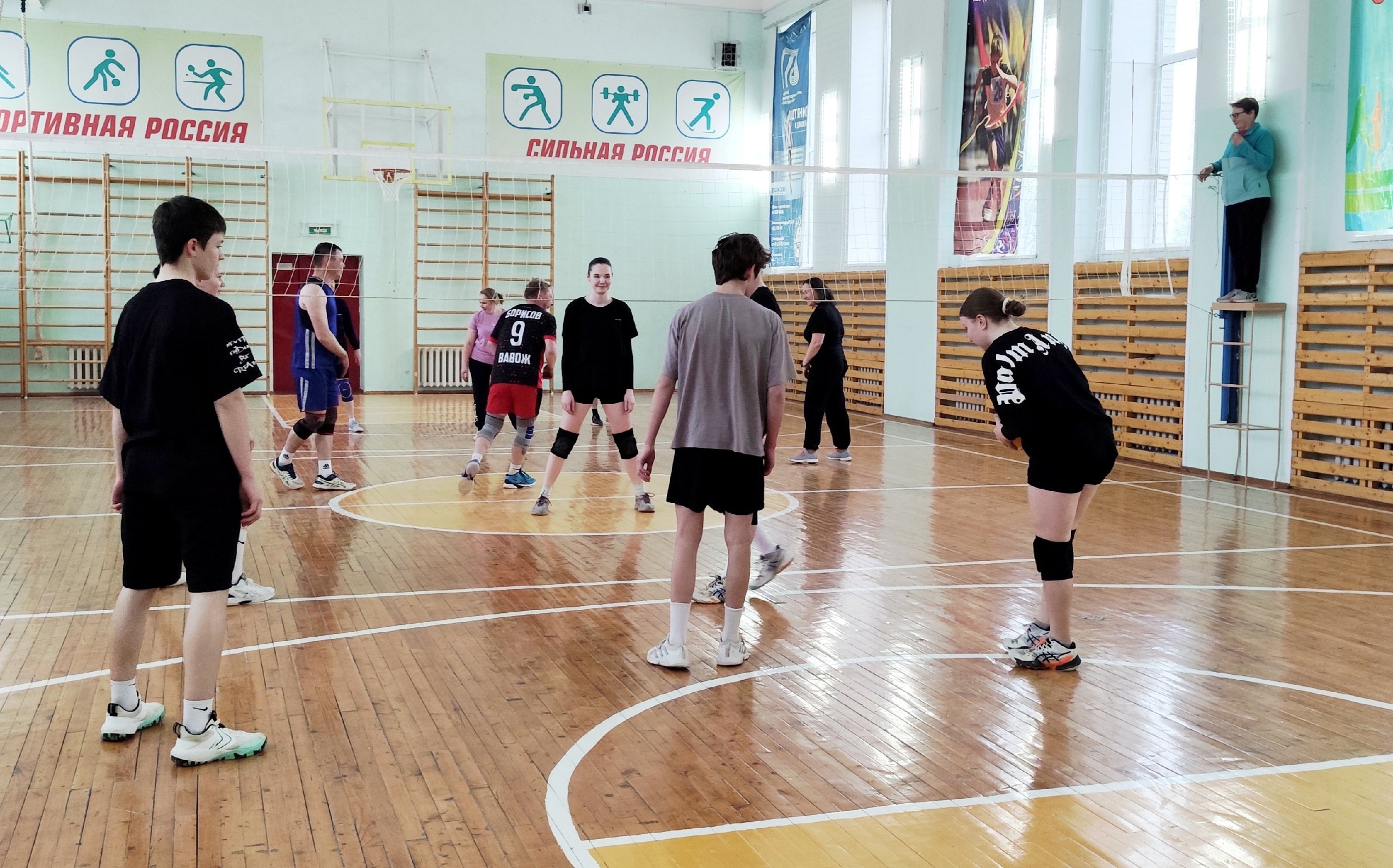 Финальные игры волейбольного школьного турнира., который посвящен Празднику Весны и труда..